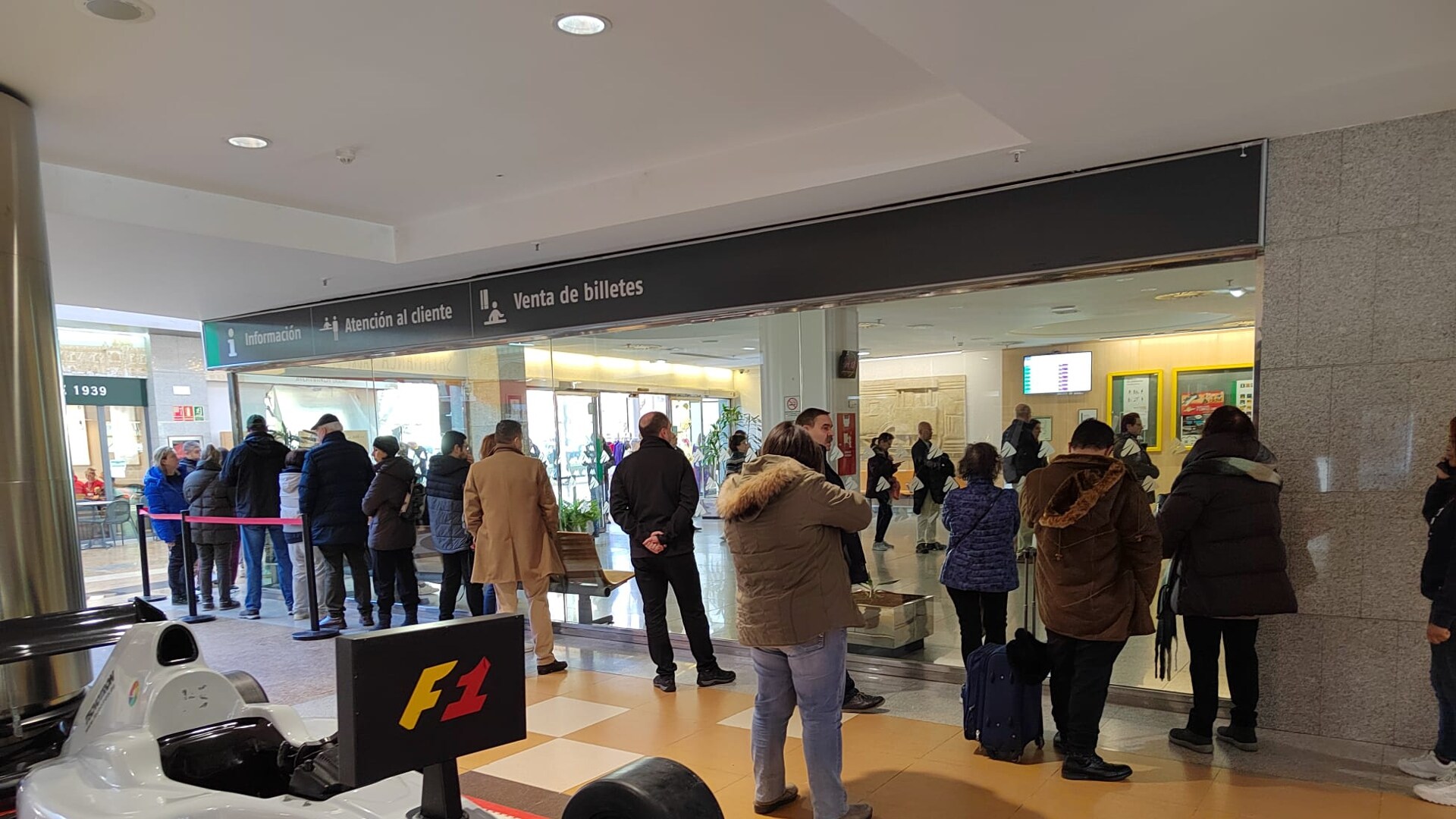 Colas De M S De Una Hora En Las Taquillas De Renfe Para Los Abonos